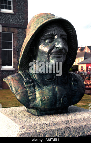 Un busto di lifeboatman Henry Blogg sul lungomare a Cromer Norfok REGNO UNITO Foto Stock