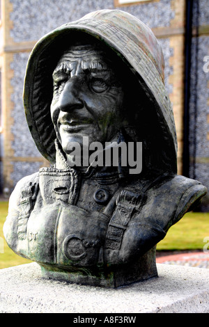 Un busto di lifeboatman Henry Blogg sul lungomare a Cromer Norfok REGNO UNITO Foto Stock