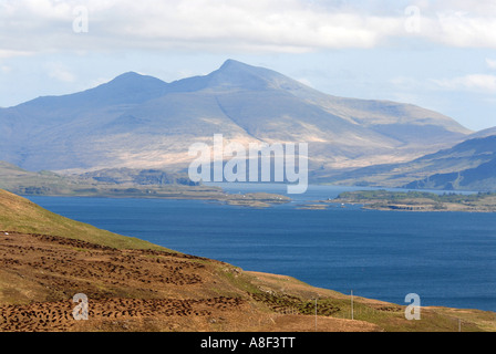 Ben più la montagna più alta sull'isola di Mull a 966 metri e Loch Tuath. Foto Stock