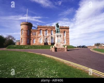 Il castello di dh INVERNESS INVERNESSSHIRE Flora MacDonalds statua e la sheriff court edificio del castello della ribellione 1745 Foto Stock