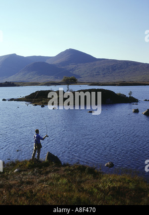 dh Lochan na h Achlaise RANNOCH MOOR ARGYLL Angler lancio mosca linea di pesca nel lago scozia Lochs Highlands uomo Foto Stock