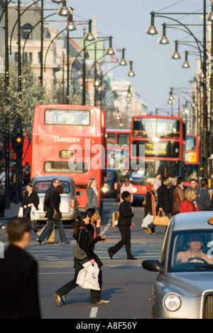 Gli amanti dello shopping e autobus di Oxford Street, London, England, Regno Unito Foto Stock
