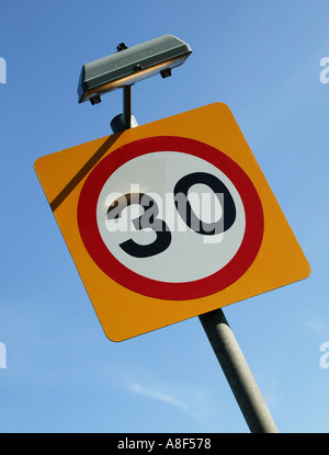 Il traffico stradale segnale di limite di velocità 30 MPH UK Foto Stock