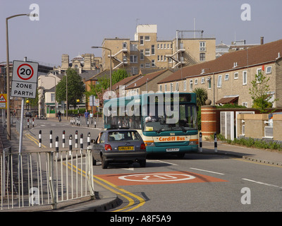 Servizio di autobus pubblico su un incrocio stradale nella zona di Cardiff Bay nella città di Cardiff Galles del Sud GB UK 2003 Foto Stock