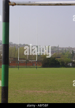 Rugby Posts nel villaggio romano di Caerleon vicino alla città di Newport Galles del Sud GB UK 2003 Foto Stock