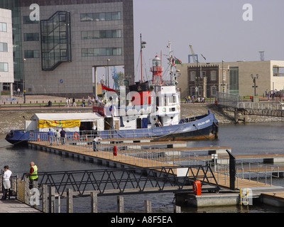 Il rimorchiatore HMRT Golden Cross ormeggiato a Cardiff Bay con la NCM edificio in background Cardiff Galles del Sud GB UK 2003 Foto Stock