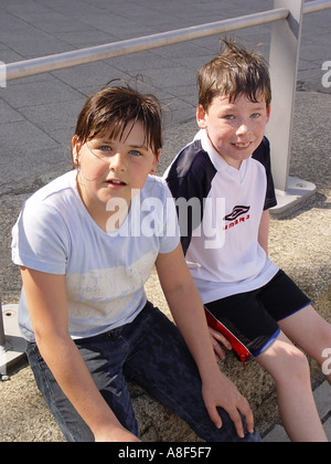 Bambini al bacino ovale di Cardiff Bay nella città di Cardiff Galles GB UK 2003 Foto Stock