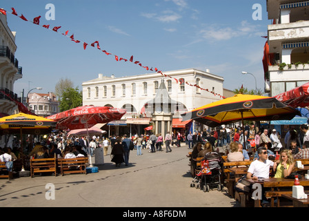 Ristoranti e bar nella piazza principale di Buyukada, uno dei principi isole, Turchia Foto Stock