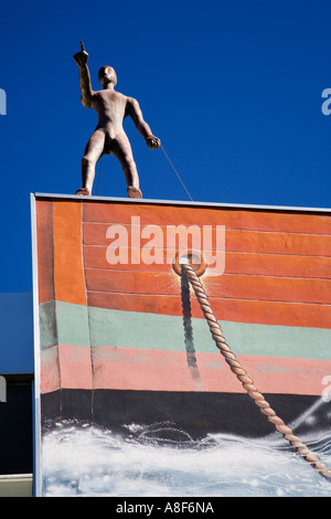 Statua di marinaio e barca murale su un edificio in Puerto Santiago Tenerife Spagna Foto Stock