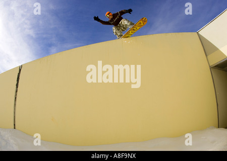 Urban Snowboarder scorre una parete Foto Stock