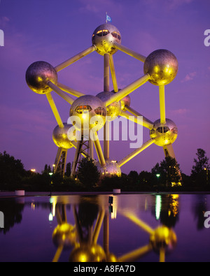 L'Atomium di notte Bruxelles Belgio Foto Stock