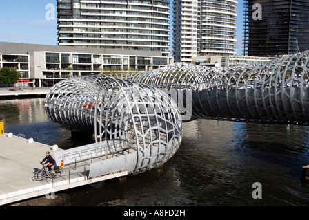 Vista della spettacolare nuovo acciaio Webb Ponte sul Fiume Yarra nel quartiere di Docklands di Melbourne Australia Foto Stock