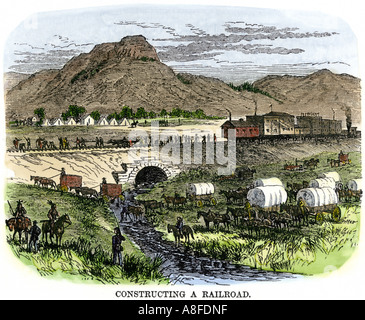 Ferrovia transcontinentale lavoratori e una costruzione camp su western prairie 1800s. Colorate a mano la xilografia Foto Stock