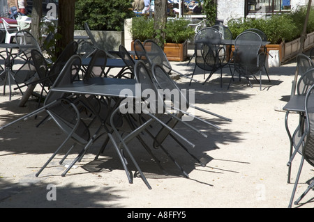 L'esterno di un vuoto cafe in Francia Foto Stock