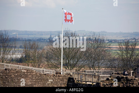 La bandiera della tradizione inglese in volo la brezza a Goodrich Castle vicino a Ross on Wye Herefordshire England Regno Unito Foto Stock