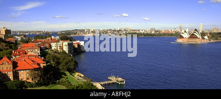 Edifici residenziali e la Opera House di Sydney Foto Stock