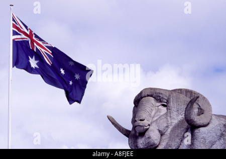 Il grande Merino e bandiera australiana a Goulburn Nuovo Galles del Sud Australia Foto Stock