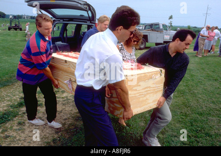 Età Pallbearers 32 portante la nonna bara di legno compensato per la tomba. Cambria Wisconsin USA Foto Stock