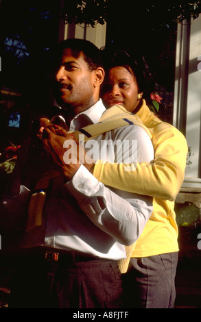 Romantico americano africano giovane età 32 godendo il Como Park Conservatory. St Paul Minnesota USA Foto Stock