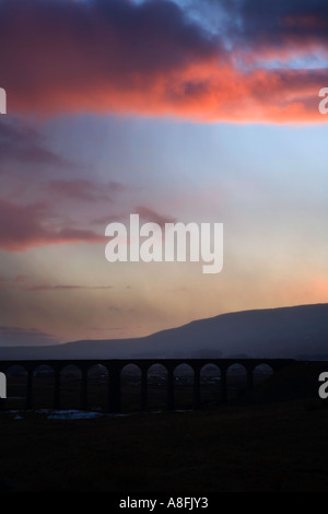 Il Viadotto Ribblehead al tramonto Yorkshire Dales National Park in Inghilterra Foto Stock