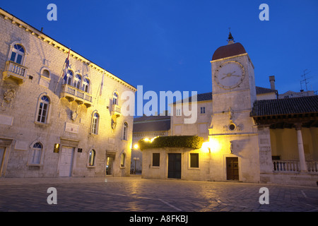 Loggia con clock tower Trogir al tramonto della costa adriatica Adria Dalmazia Croazia Foto Stock