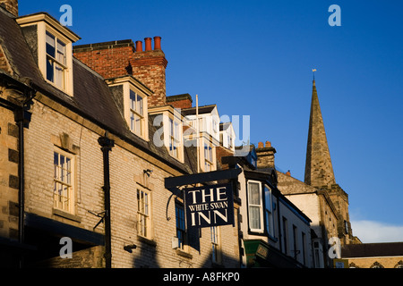 High Street e la guglia della chiesa al tramonto in Pickering North Yorkshire, Inghilterra Foto Stock