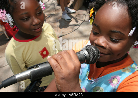 Miami Florida,Little Haiti,Earth Day Festival,festival,celebrazione,fiera,Black Blacks African Africans etnic minorità,studenti haitiani,perfor Foto Stock