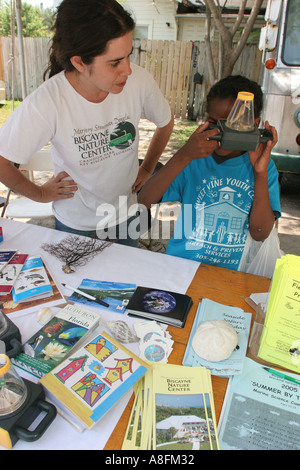 Miami Florida,Little Haiti,Festival della Giornata della Terra,festival,celebrazione,fiera,Black Blacks African Africans etnic minorità,Haitian man,maschio studen studente Foto Stock