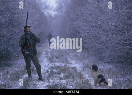 Pheasant Shooting, tenuta privata Lancashire. Sparatutto di uccelli nel Regno Unito sport rurale Man e il suo cane da pistola da lavoro 1980s 80s England HOMER SYKES Foto Stock