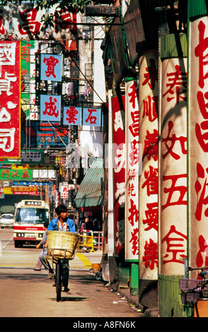 Uomo in bicicletta erogare gas bottiglia Shanghai street a Mongkok Kowloon Hong Kong Cina Foto Stock