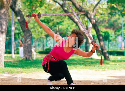 Mattina execise Maestro Yu dimostrato Kungfu con una spada di legno in Victoria Park Hong kong cina Foto Stock