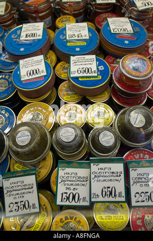 La Russia. San Pietroburgo. Selezione di caviale in vendita nel negozio nel 2006 Foto Stock