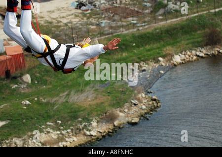 Bungee Jumping del vecchio 70 anni donna Foto Stock