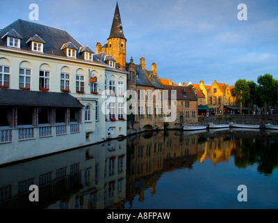 Belgio Fiandre Bruges Bruges vista sul Groenerei (centro) e l'Rozenhoedkaai (a destra). Foto Stock