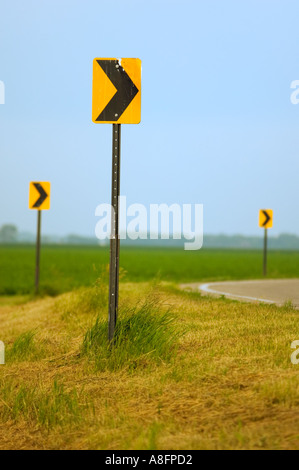 Segni di curva lungo l'autostrada Foto Stock