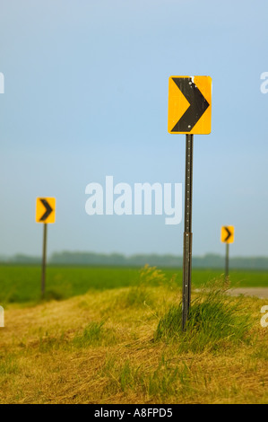 Segni di curva lungo l'autostrada Foto Stock