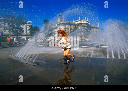 Bambina gioca in grande fontana a Karlsplatz Stachus Monaco di Baviera Germania Foto Stock