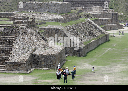 I turisti in visita a Monte Alban sito archeologico vicino a Oaxaca Messico Foto Stock