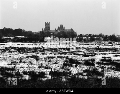 Cattedrale di Ely in inverno circondato da campi di neve Foto Stock