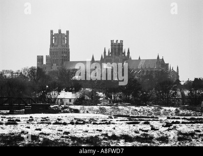 Cattedrale di Ely in inverno circondato da campi di neve Foto Stock