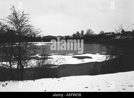 Cattedrale di Ely in inverno circondato da campi di neve Foto Stock