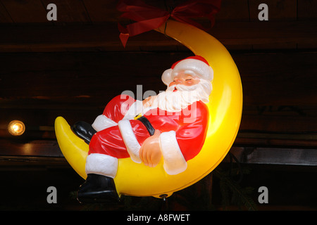 Babbo Natale seduto sulla mezza luna Foto Stock