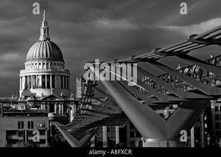 Millennium bridge verso St Pauls Foto Stock