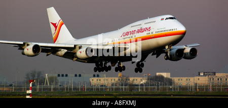 Un Suriname Air Boeing 747 l'atterraggio all'aeroporto di Schiphol Amsterdam Foto Stock