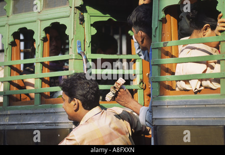 Conduttore del bus in Kolkata Calcutta West Bengal India Foto Stock