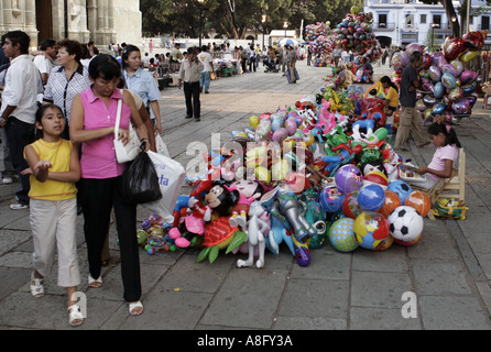 I fornitori di palloncini folla Plaza di fronte alla cattedrale di Oaxaca Messico Foto Stock
