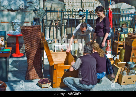 Toulouse Francia, donne, persone e Shopping nel mercato delle pulci locale su strada Foto Stock