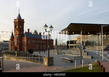 La Baia di Cardiff Vittoriano Uffici Dock a sinistra con la nuova Assemblea Nazionale del Galles Aula di discussione Senedd Foto Stock
