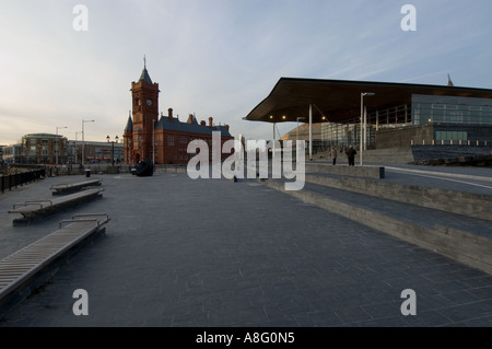 La Baia di Cardiff Vittoriano Uffici Dock a sinistra con la nuova Assemblea Nazionale del Galles Aula di discussione Senedd Foto Stock