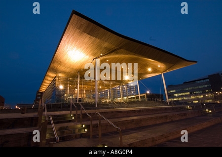 La Baia di Cardiff crepuscolo vista dell'esterno dell' Assemblea nazionale del Galles Aula di discussione Senedd visto dall'acqua Foto Stock